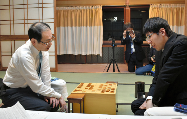 感想戦をする木村一基王位（左）と広瀬章人八段。この後、木村王位の降級が決まった=27日夜、静岡市葵区、村瀬信也撮影