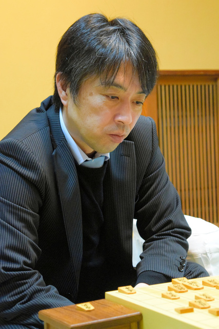 第78期将棋名人戦・A級順位戦の最終9回戦で糸谷哲郎八段に敗れた久保利明九段=2020年2月28日午前0時02分、静岡市葵区の浮月楼、佐藤圭司撮影