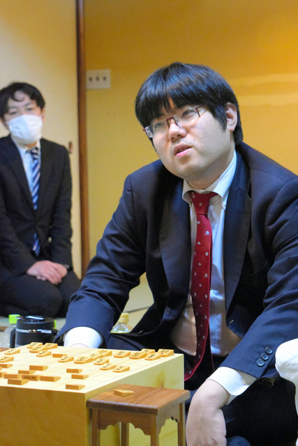 第78期将棋名人戦・A級順位戦の最終9回戦で久保利明九段に勝ち、自力で残留を決め、笑顔を見せた糸谷哲郎八段=2020年2月27日深夜、静岡市葵区の浮月楼、佐藤圭司撮影